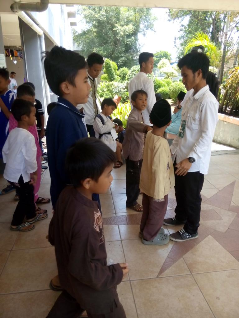 FSDMADEMUSH's tweet photo. Siap_siap untuk shalat ya adek_adek manis.. dibimbing tuh sama kakaknya. http://t.co/c2829nrKMr