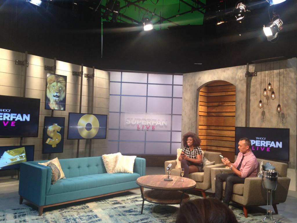 ShaniquaRivers's tweet photo. Yahoo Superfan Live @mrjoezee @AkilahObviously 😁😁😁😁😁😊😊😊😊😊😊😊😊 #Empire #MsLawrence #SoExcited http://t.co/hRmrRYzTBg
