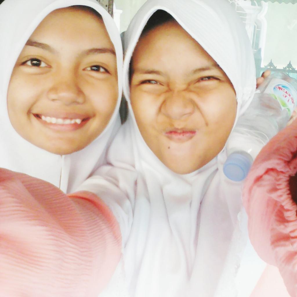 sania_class's tweet photo. Hbs liat orang potong qurnan ehh dya mlh asyik foto foto http://t.co/Ohp3T6P8Uv