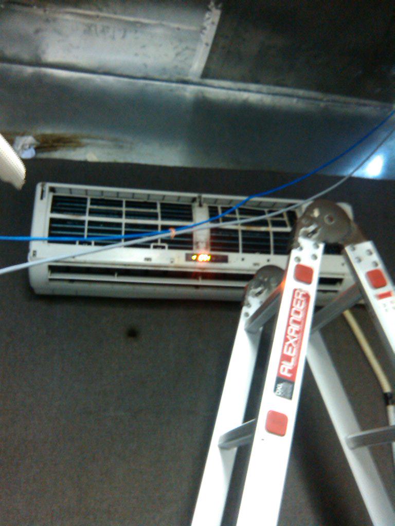 ardiansyahjt's tweet photo. Overhoul Unit Indoor #ACsplit R.Ups @sbotv
Gedung Graha Pena Lt 21 Surabaya. http://t.co/bKliepBqHK