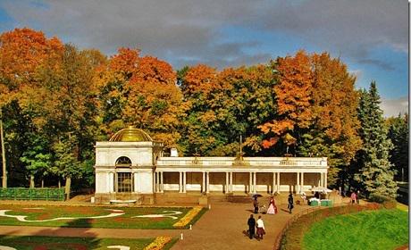 Воронихинские колоннады в Петергофе! tourcentrum.ru/petersburg-eks…