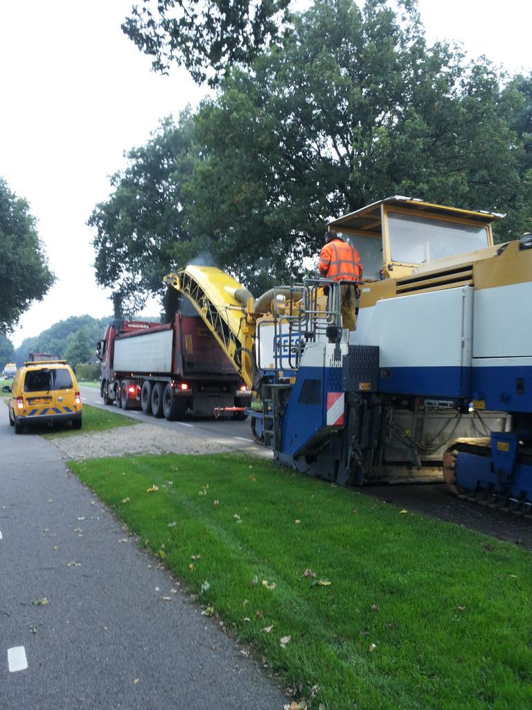JMulder9's tweet photo. Groot onderhoud N376 Grolloo Schoonloo @ProvDrenthe @ Sjouke Dijkstra http://t.co/p3ZWufao15