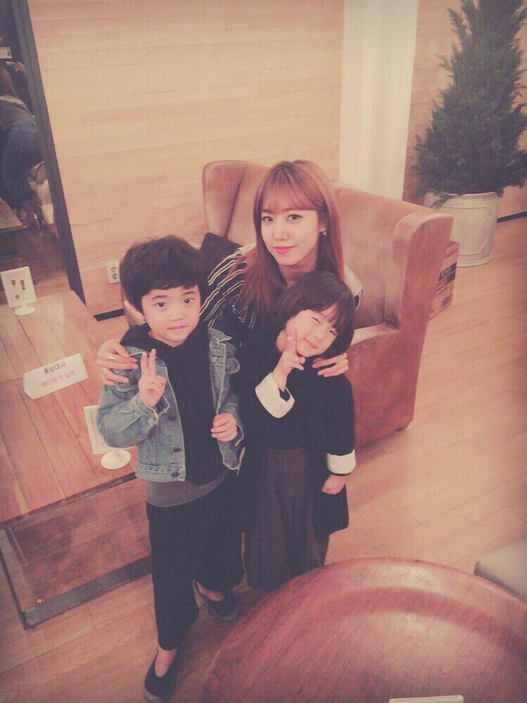 Apink_China's tweet photo. 150924 南珠更新翻译：
“一起吃顿饭然后看The Magic吧 哈哈哈 大家都要加油！在The Magic Little Tom和小偷公主试映会和孩子们>< 犹如天使般的孩子们眼睛里忽闪忽闪地透露着幸福 ”

apink中文首站 http://t.co/BVJQgmetsQ
