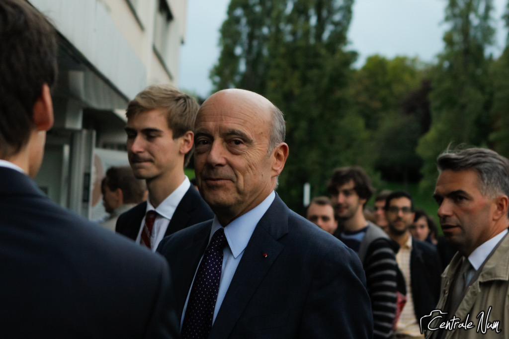 CentraleNum's tweet photo. La conférence d'ouverture de @SymposiumECS avec @alainjuppe en image sur notre site ! http://t.co/5NnvPDsDWt http://t.co/UNXmSCaWlc