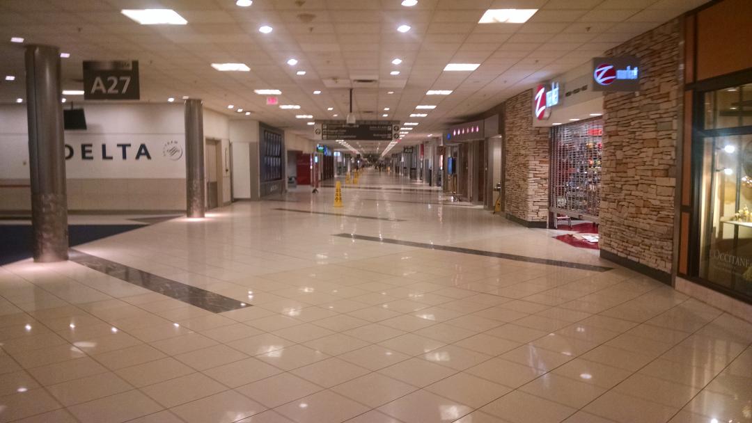 mullytweets's tweet photo. The world's busiest airport at 2am.
#notsobusy http://t.co/iwX3b9tYvm