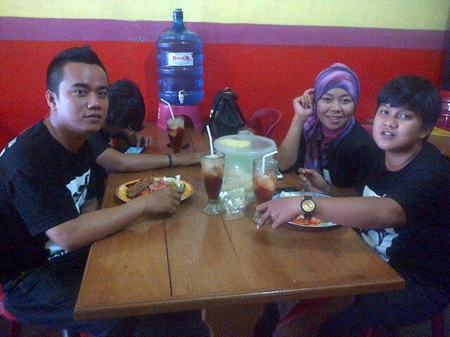 pariaman_queen's tweet photo. @QueenLoversPdg bersama Atika,era,Ariedika #solok http://t.co/d9Rr66PLiM