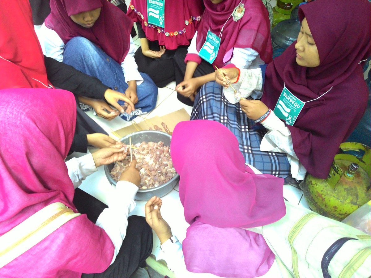 FSDMADEMUSH's tweet photo. Akhwat vs Ikhwan, semangat! http://t.co/SveyA6PZtA