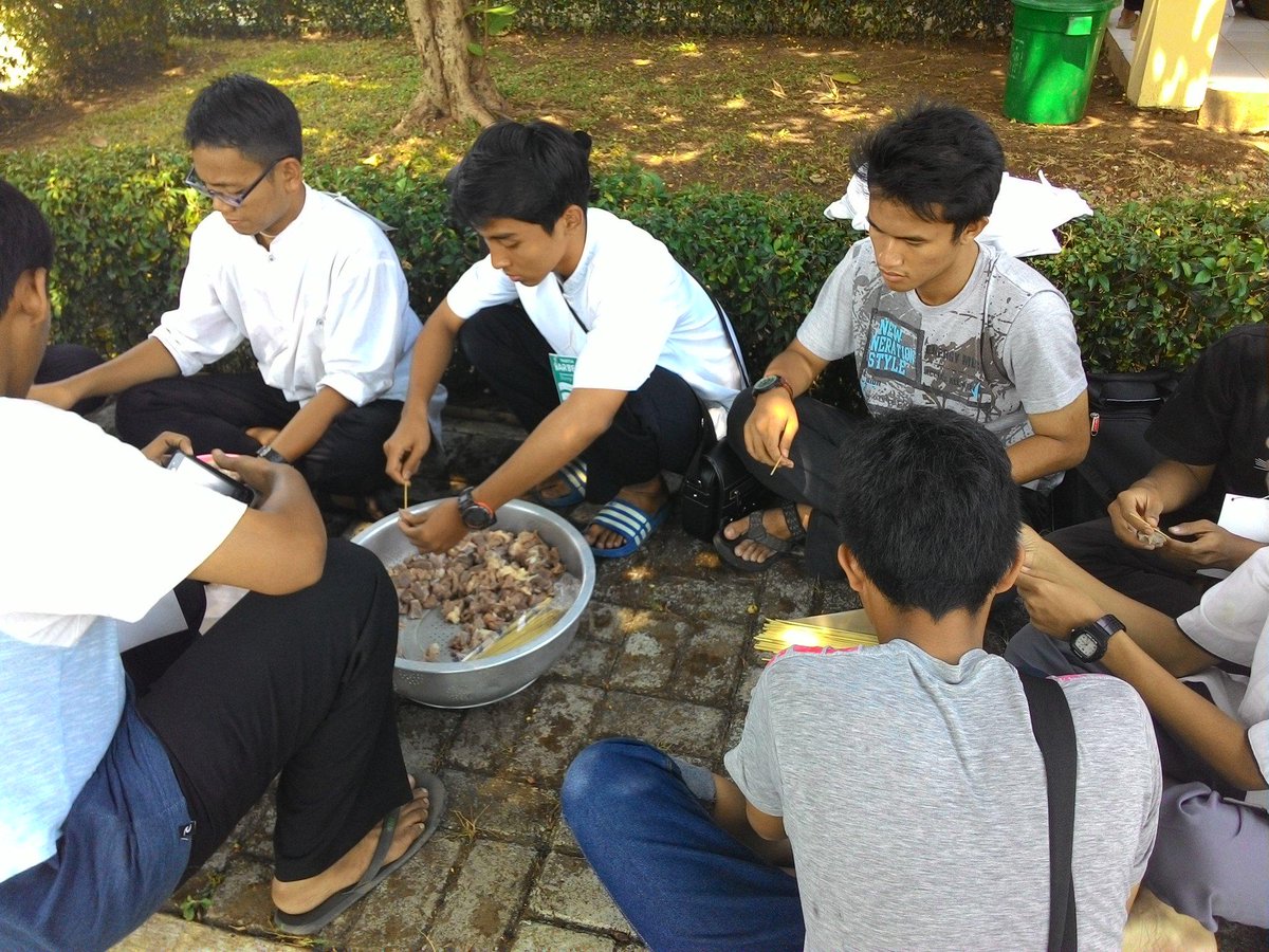 FSDMADEMUSH's tweet photo. Akhwat vs Ikhwan, semangat! http://t.co/SveyA6PZtA