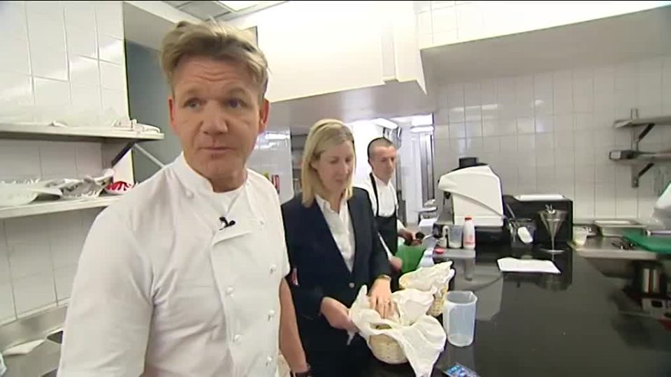 F3Aquitaine's tweet photo. #Bordeaux @GordonRamsay investit sa nouvelle #cuisine @GHBordeaux @BordeauxTourism - VIDEO http://t.co/W3gnQO3mDr http://t.co/7pNsyZgNjb