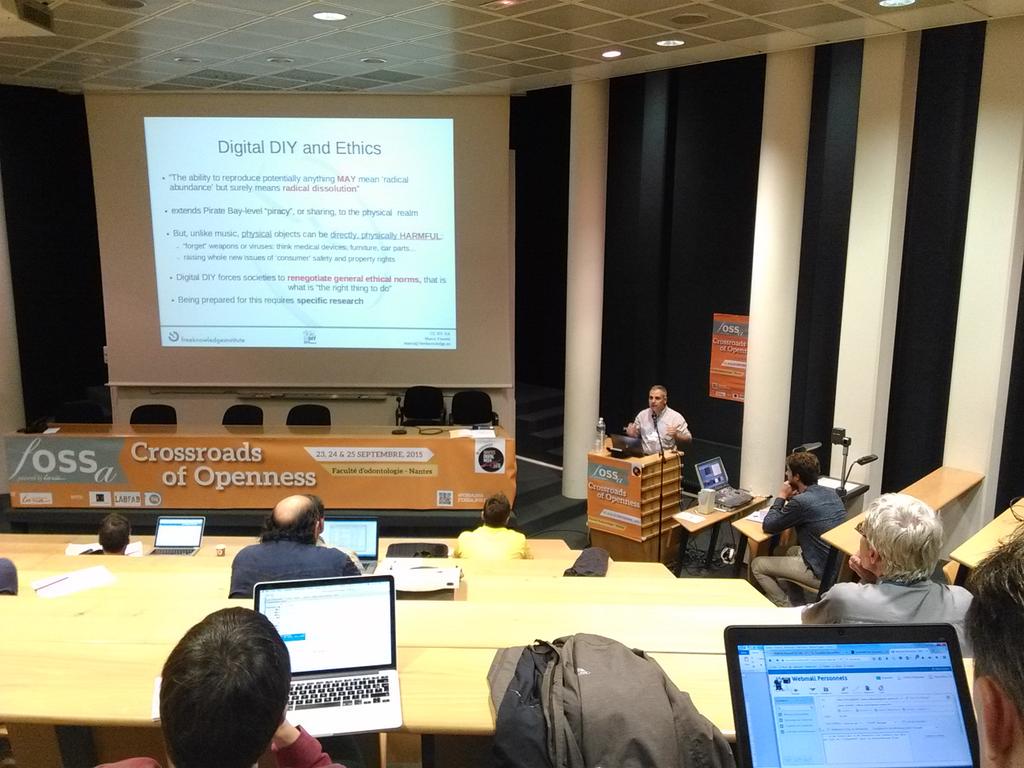 geekofyou's tweet photo. C'est reparti pour #fossa2015 avec @digital_diy @fOSSaConference #diy #openness #bisinessmodel #maker #tinker http://t.co/KTxS3c3DXj