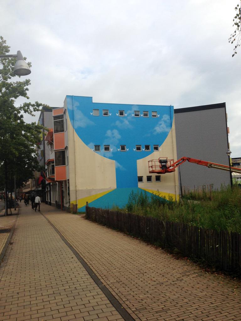 IdeeStadslab055's tweet photo. Voet aan de grond gekregen, dit #streetart werk van Stephan Peters. Bewonder zondag het voltooide werk in #apeldoorn http://t.co/5O9VYTo7Ms