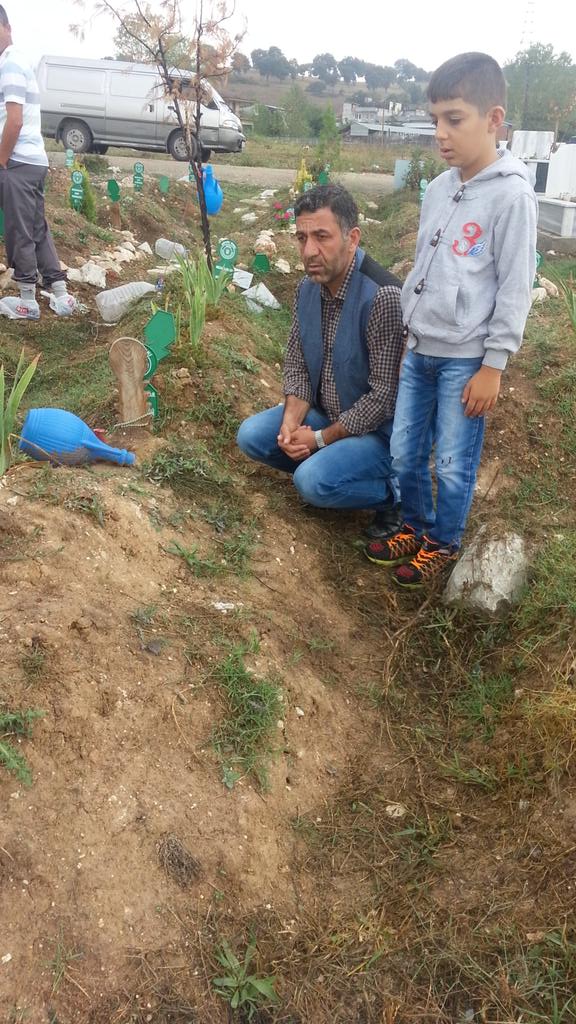 MRbaykara's tweet photo. Bayram sabahı ilk olarak babamın ve yoldaşım #Ferdane ile oğlu Nartan Kılıç'ın mezarlarını ziyaret ettim. http://t.co/bEMoz68oFe