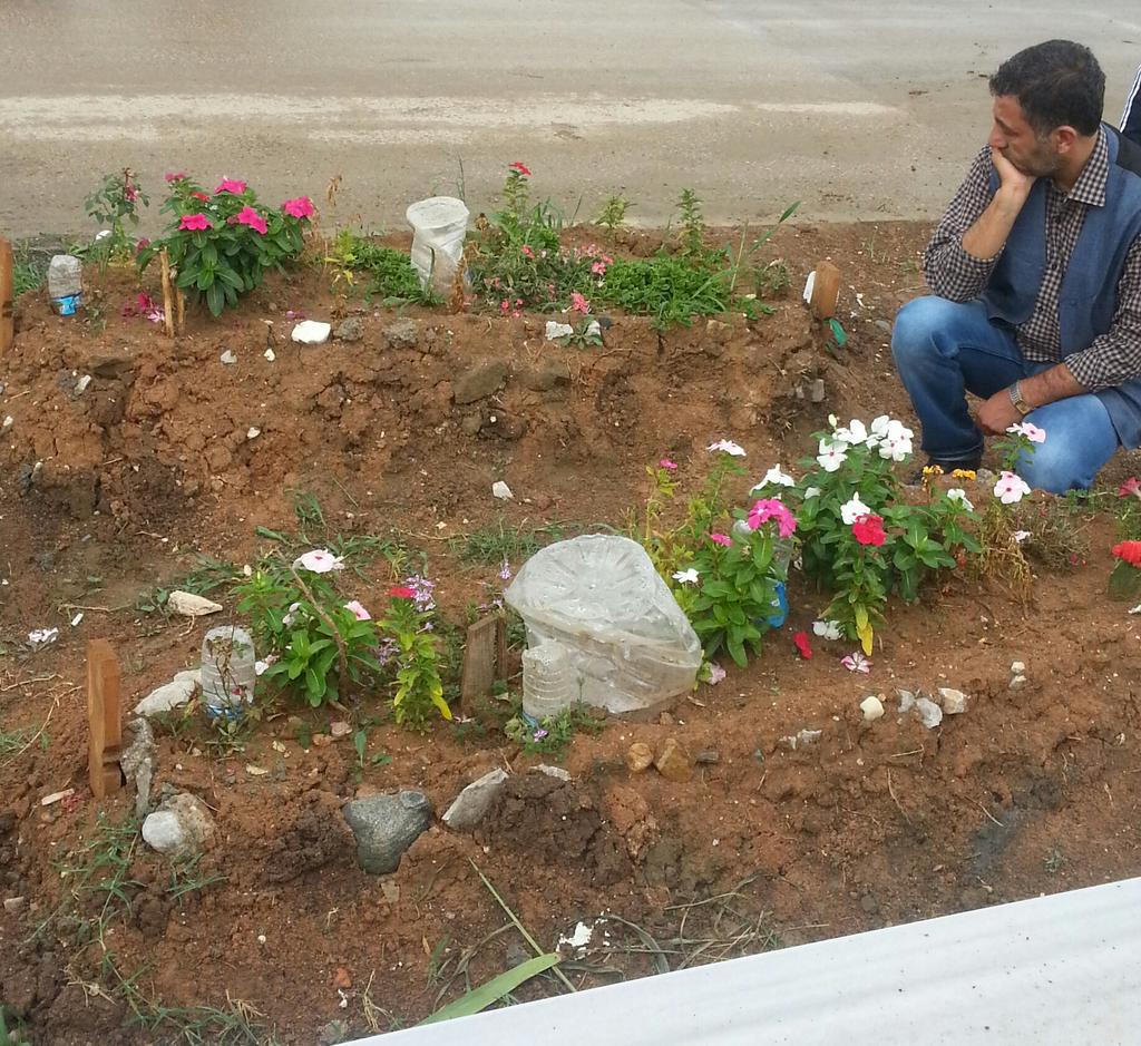 MRbaykara's tweet photo. Bayram sabahı ilk olarak babamın ve yoldaşım #Ferdane ile oğlu Nartan Kılıç'ın mezarlarını ziyaret ettim. http://t.co/bEMoz68oFe