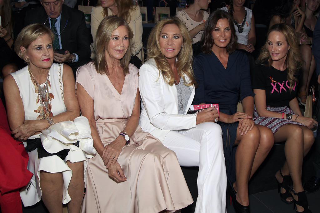 Nuestro front row lleno de glamour <a href="/marflores_mar/">Mar flores</a> <a href="/sandra_moti/">Sandra Moti</a> #normaduval #paquitatorres #montsebassons #glamazon