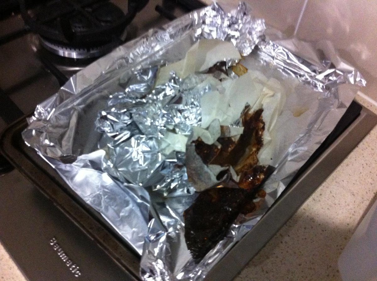 cupcakestall's tweet photo. So I tried to make honey chicken and it kinda exploded in my oven..😬 http://t.co/dbOaYaSiqg