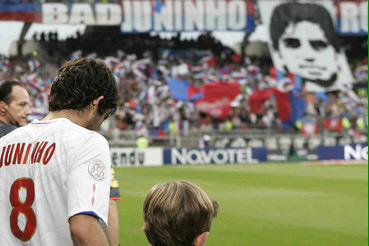 RyanGones95's tweet photo. Juninho c'est mon idole et il le restera pour toujours 👏👏@Juninhope08 @OL #Juninho8 #Légende #TeamOL 🔴🔵 http://t.co/wslskkejyk