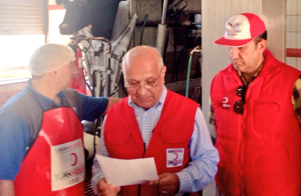Filistin'de de kurbanlarımızı insani ve İslami usullere uygun olarak kesmeye başladık. <a href="/TurkKizilayi/">Kızılay</a> #TümYılBayram