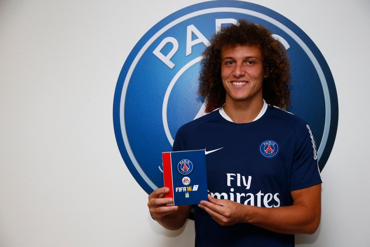PSG_inside's tweet photo. Les Parisiens ont reçu un exemplaire du tout nouveau jeu #FIFA16 hier matin au Centre d’Entraînement! @EA_FIFA_France http://t.co/z7EWwF86Fn