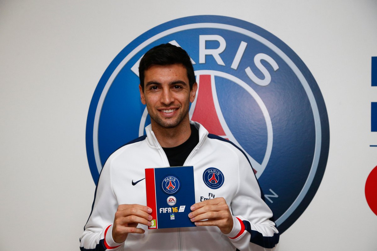 PSG_inside's tweet photo. Les Parisiens ont reçu un exemplaire du tout nouveau jeu #FIFA16 hier matin au Centre d’Entraînement! @EA_FIFA_France http://t.co/z7EWwF86Fn