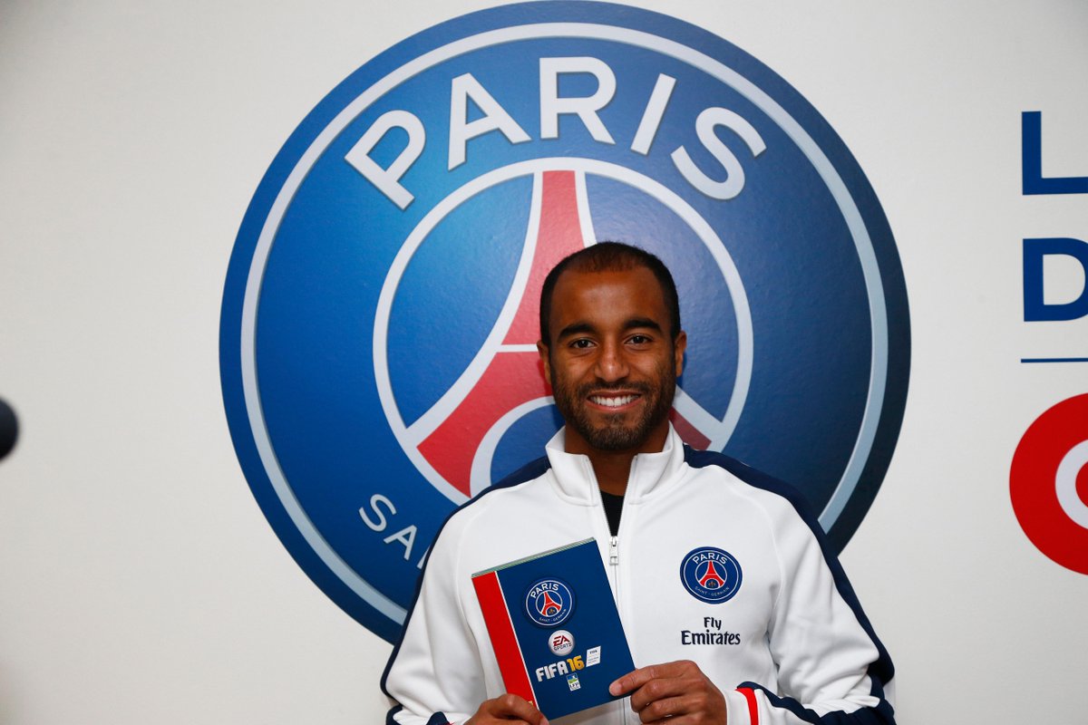 PSG_inside's tweet photo. Les Parisiens ont reçu un exemplaire du tout nouveau jeu #FIFA16 hier matin au Centre d’Entraînement! @EA_FIFA_France http://t.co/z7EWwF86Fn