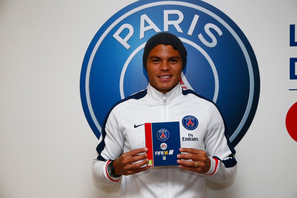 PSG_inside's tweet photo. Les Parisiens ont reçu un exemplaire du tout nouveau jeu #FIFA16 hier matin au Centre d’Entraînement! @EA_FIFA_France http://t.co/z7EWwF86Fn