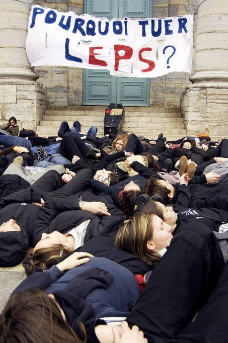 Sport_Web_I's tweet photo. 🔴#STAPS |Dossier du Monde sur #STAPSenPéril en Free Access sur #SportFactory |@ANESTAPS
Ici http://t.co/r2US0PBbfq http://t.co/nojLnmW2qT