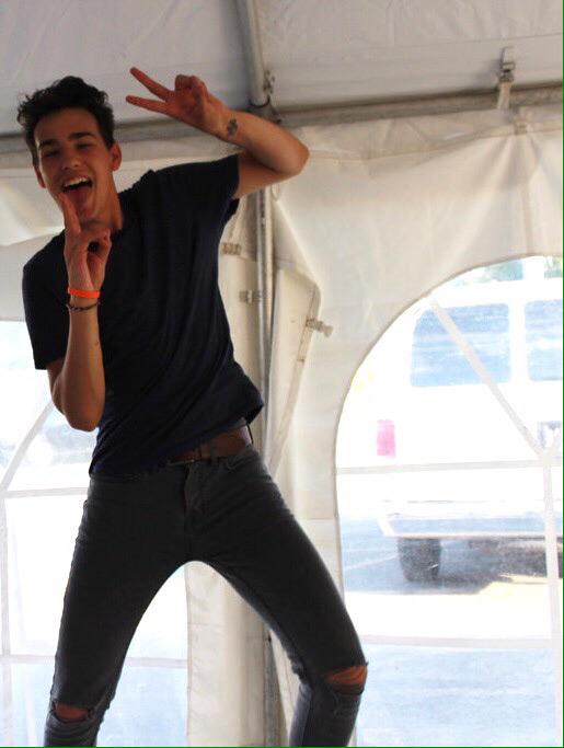 preymendes's tweet photo. Regardez ce petit rempli de bonheur  #FAN2JacobWhitesides http://t.co/pDj76Nsl0x