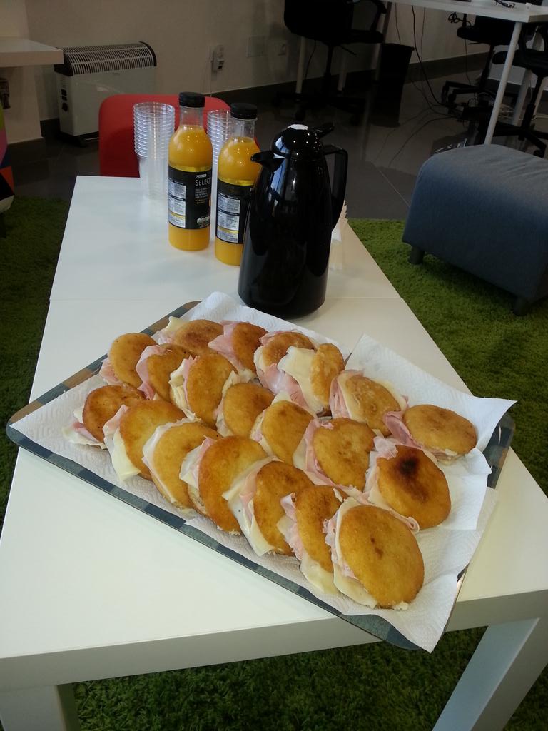 Hoy Desayuno con Currantes *nuestros coworkers y AREPAS!