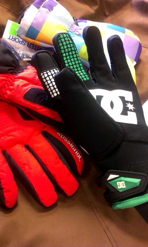 SpecSport_com's tweet photo. Time to start of winter #DC  #gloves #rossignol #4f #head #snow #winter #etirel #thirtytwo #snowboard #skiing http://t.co/9snayWeRFt