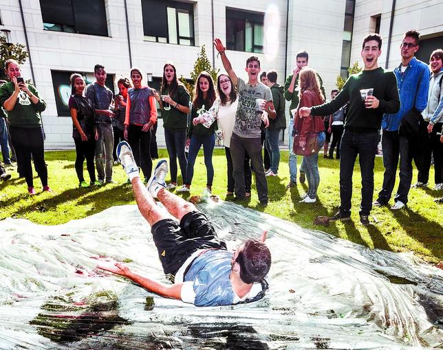 diariodeburgos's tweet photo. Una de agua y otra de harina. Con el inicio del curso llegan también las #novatadas - DB http://t.co/P7i2VMwlH9 http://t.co/nlnNKEHZgF