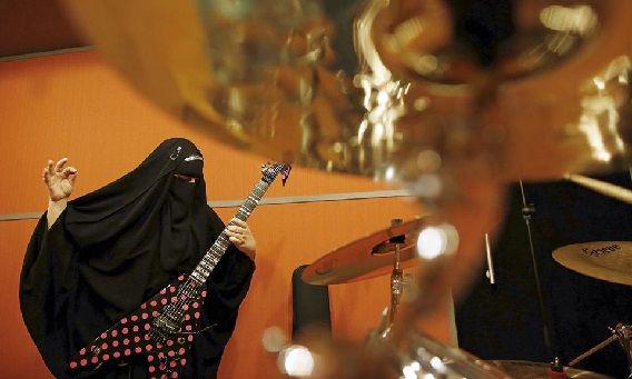 Popmama_com's tweet photo. Gitaris Heavy Metal Cewek Ber-Burqa: Keren Tingkat Dewa! http://t.co/LCUZkwS3CG http://t.co/HSygugugz1