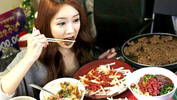 Popmama_com's tweet photo. 11 Alasan Tak Terbantahkan yang Membuat Cewek Doyan Makan Itu Spesial http://t.co/XXnTUaLwL7 http://t.co/yg1itgPaBT
