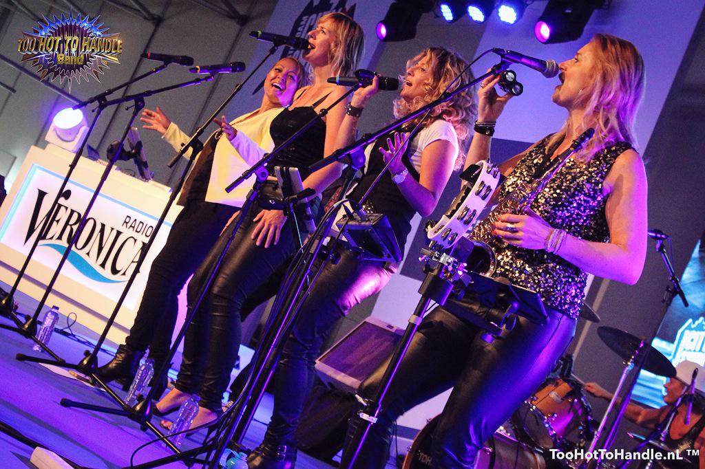 TooHotToHandleB's tweet photo. @radioveronica Kijk, leuke foto van #TooHotToHandleBand & #RadioVeronica voor #ACS #ALS Mooie Team-Combinatie was dat http://t.co/FiQZT0rkmg