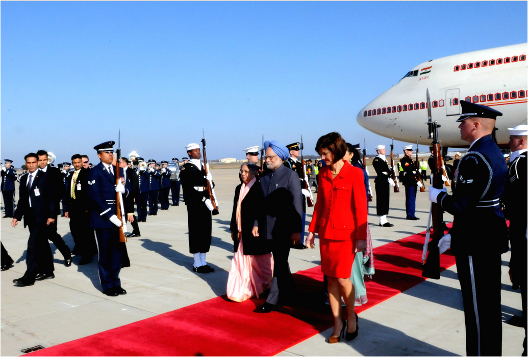 Critic2015's tweet photo. MMS received red carpet welcome at US airport on Nov 22, 2009 on state visit. US diplomats recd him #NRIsRejectModi http://t.co/utqKRKtsZ3