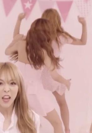 tgcnim's tweet photo. Look at Solar hitting Wheein's butt with no mercy #angel_line http://t.co/JJoFOulaEo