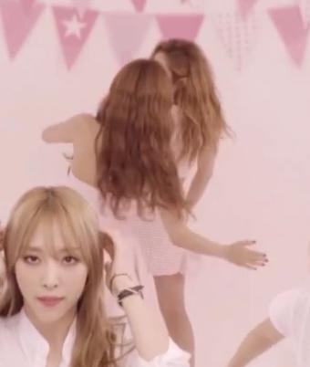 tgcnim's tweet photo. Look at Solar hitting Wheein's butt with no mercy #angel_line http://t.co/JJoFOulaEo