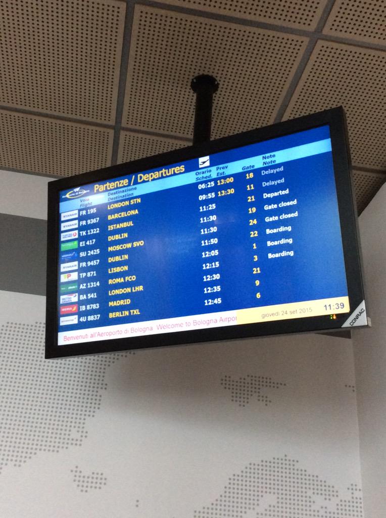 Laylasagira's tweet photo. @Ryanair 7 ore di ritardo sono abbastanza?Vorrei partire visto che dite che non ci sono ragioni per rimborsare soldi http://t.co/yzVvSwkZGp