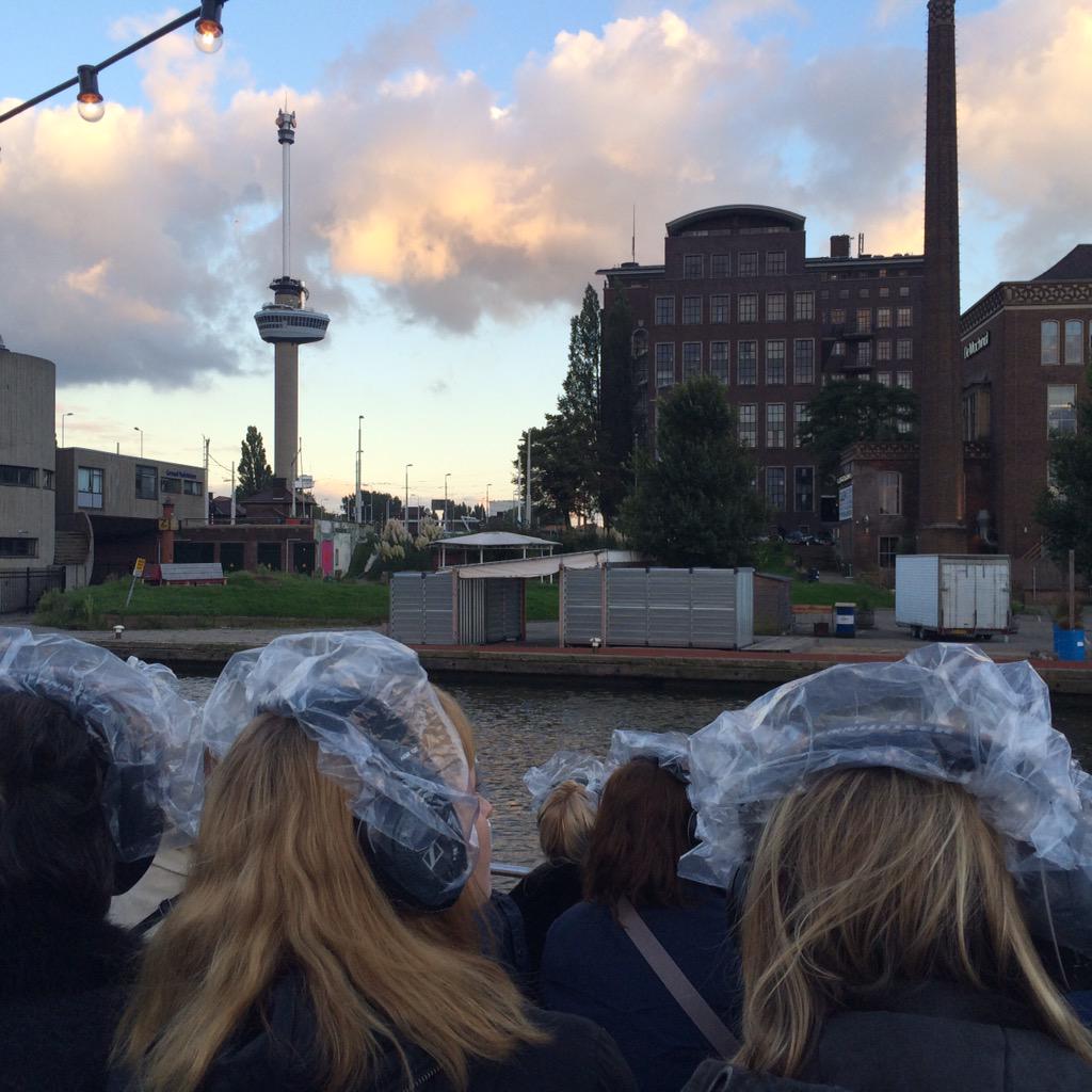 akockelkoren's tweet image. Hoe wij van Rotterdam vertrokken; Prachtige voorstelling @tdMaas Met @delfshaven_rdam als decor #locatietheater