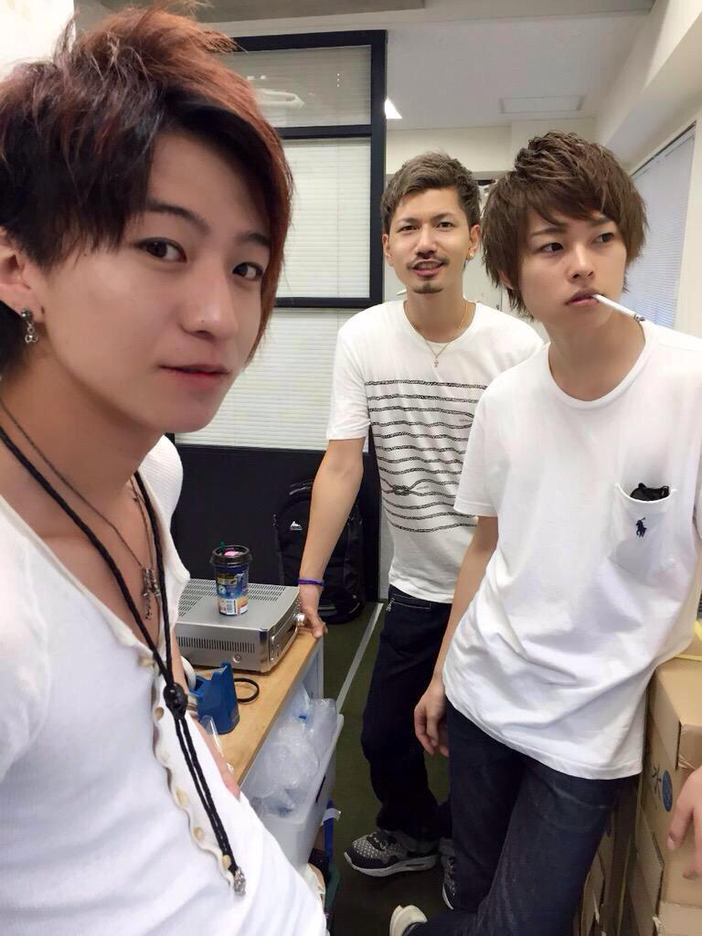 ট ইট র Kanateen 心くんがタバコ吸ってたことに今更衝撃受けた 遅いけどでもやっぱり普通にイケメンやわ タバコもってるだけで 絵になるってズルいよなー Http T Co N0uaddnt8j