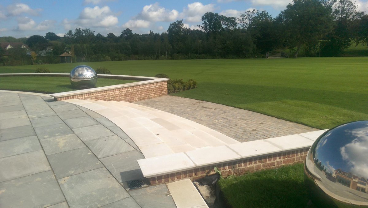 KeyStonework's tweet image. Landscaping project we have nearing completion in Essex.
Wet-Cast curved treads with Dry-Cast curved copings.