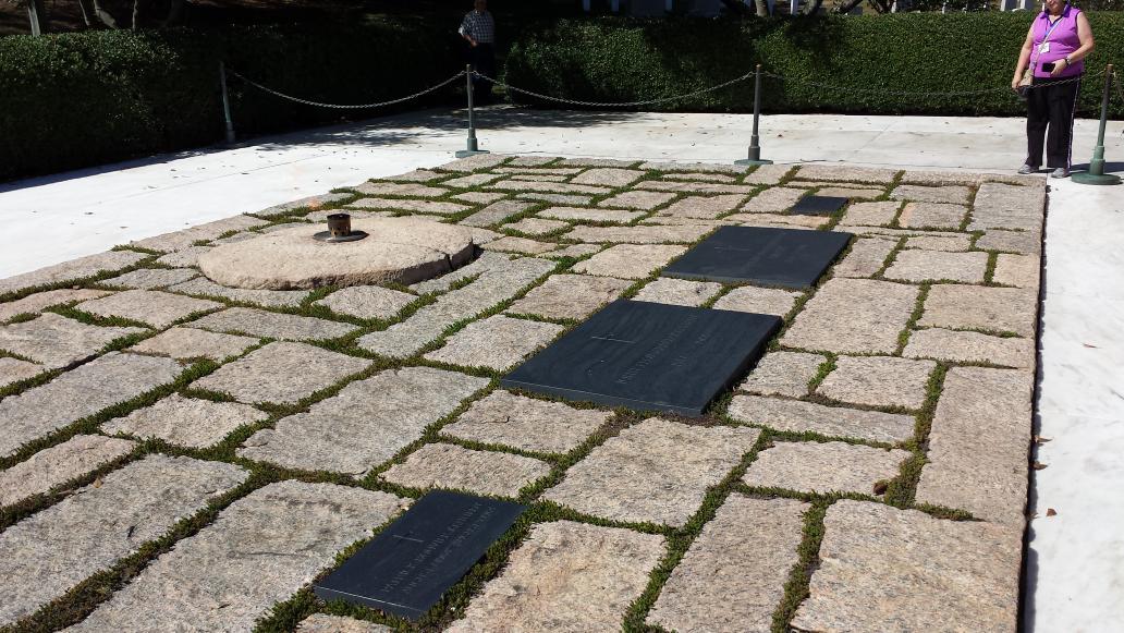 ShurtleffSteve's tweet image. I begin yesterday with our 1st Pope from the America's and ended it at the grave of our 1st Catholic President.