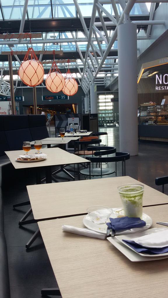 GoodrunF's tweet photo. Flest öll borđ međ matarleifum. 5 manns ađ vinna. #wheninkef #notinmyjobdescription http://t.co/oNvrAxKid9