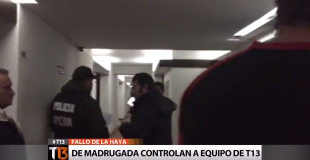 T13's tweet image. Equipo de T13 es sometido a riguroso control migratorio en plena madrugada en Bolivia VIDEO » bit.ly/1LyJDU2