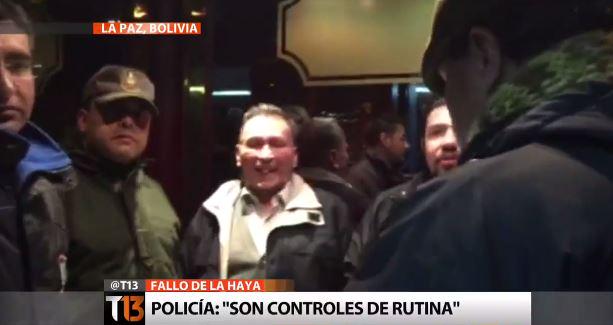 T13's tweet image. Equipo de T13 es sometido a riguroso control migratorio en plena madrugada en Bolivia VIDEO » bit.ly/1LyJDU2