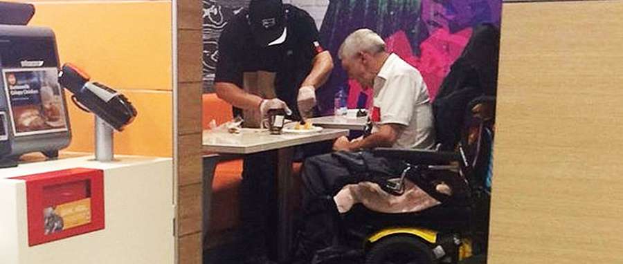 antena3com's tweet photo. Un trabajador de McDonald’s deja su puesto para ayudar a un inválido y la foto se hace viral http://t.co/ZqIiVWlJS8 http://t.co/cQTECaNa3i