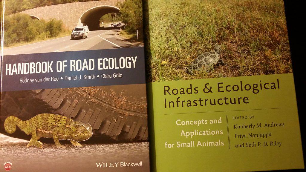 CarmeRosell's tweet photo. Nuevos libros presentados en la conferencia #icoet2015 que termina hoy en Raleigh EEUU. Muy interesantes #roadecology http://t.co/IWmsyKEtSI