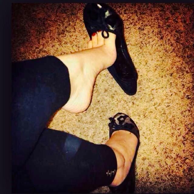 раб целует туфли. мужчина под каблуком у женщины. госпожа раб ноги носки. мужчина под каблуком. потные туфли.