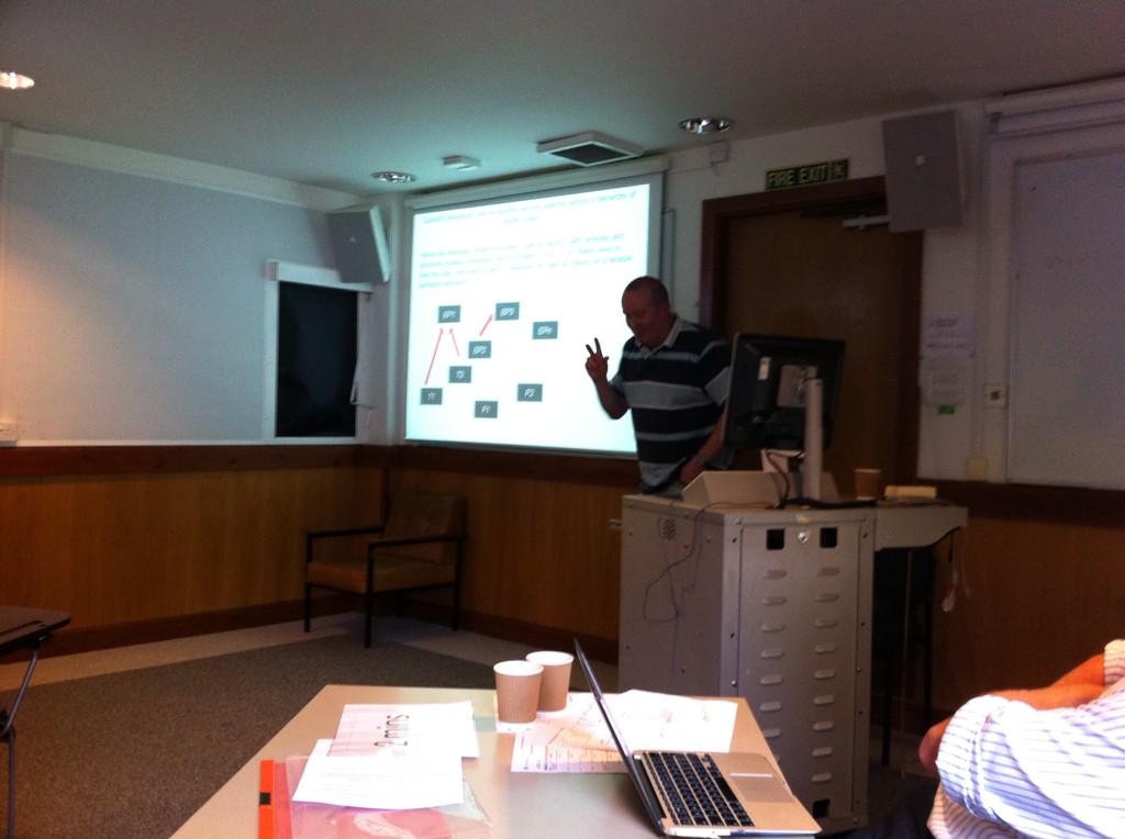 MEecoprof's tweet image. Alex Dumbrell talking #pathanalysis at #YorkU for #cbess and #nercbess #NERCscience