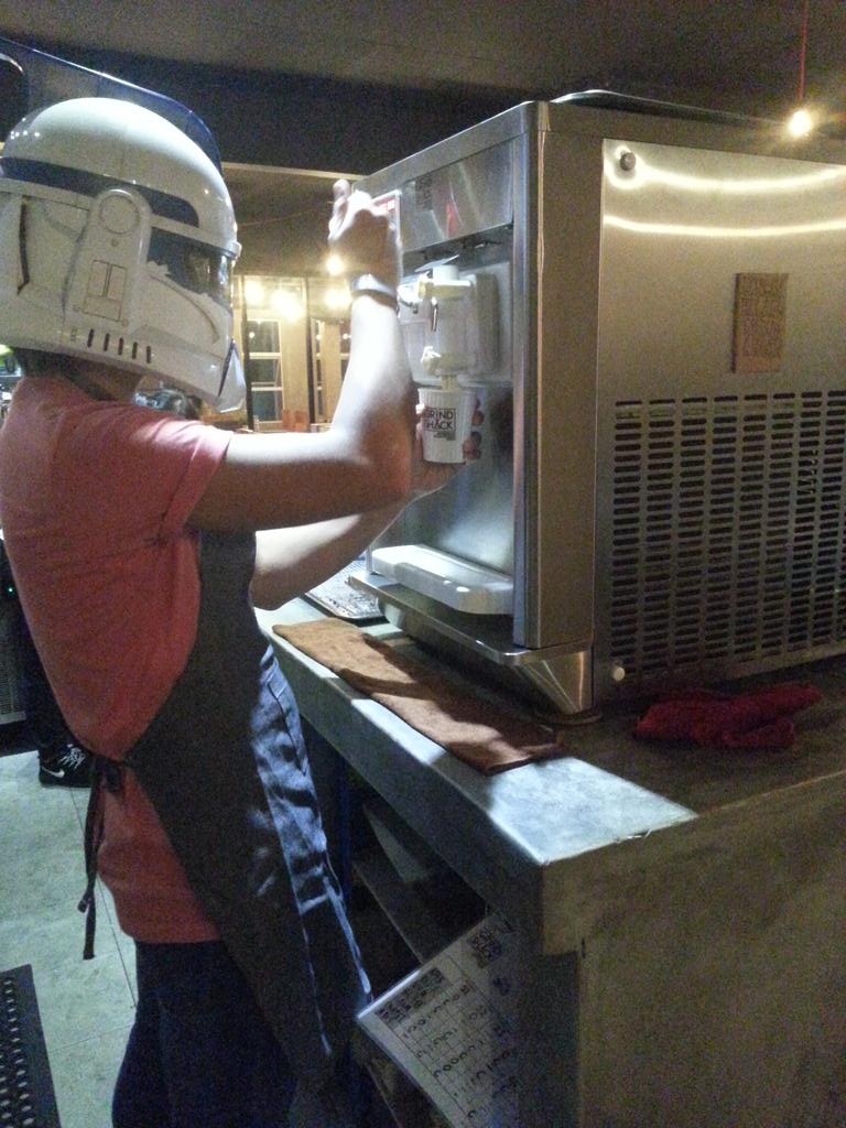 haneef90's tweet photo. Siapa nak stormtrooper pink buatkan ice-cream? Come to #GrindShack! Special for all. Hehe 

@twt_melaka #PolebyHaneef http://t.co/x43e2ZKd0Z