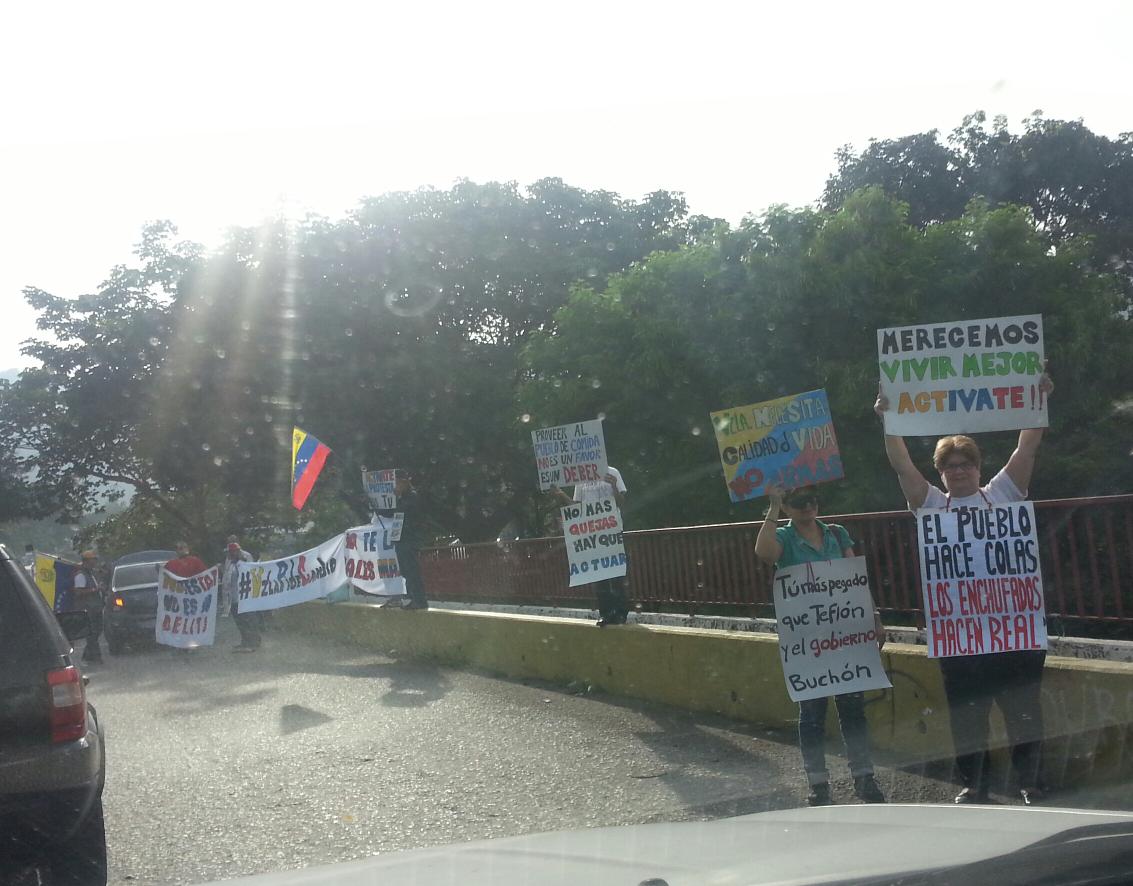 vzlactiva3000's tweet photo. Protesta: "ACTIVATE!" piden desde l dist l trigal 7:30am
#VenezuelaNoAguantaMas
@Sororita @marupita @fernando_bum 
 http://t.co/w1xMWSI6Ap